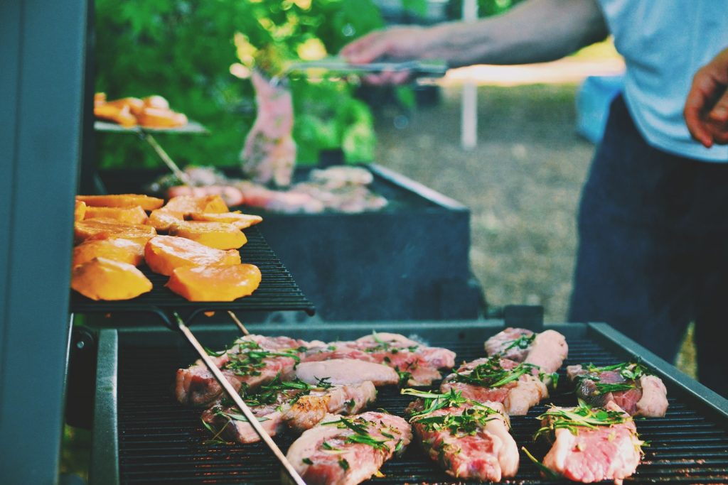 Wydajny grill w ogrodzie.