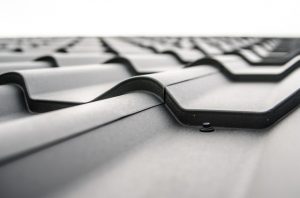 Ocieplenie dachu i na nim czarna dachówka