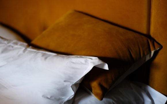 brązowa sypialnia jakie dodatki