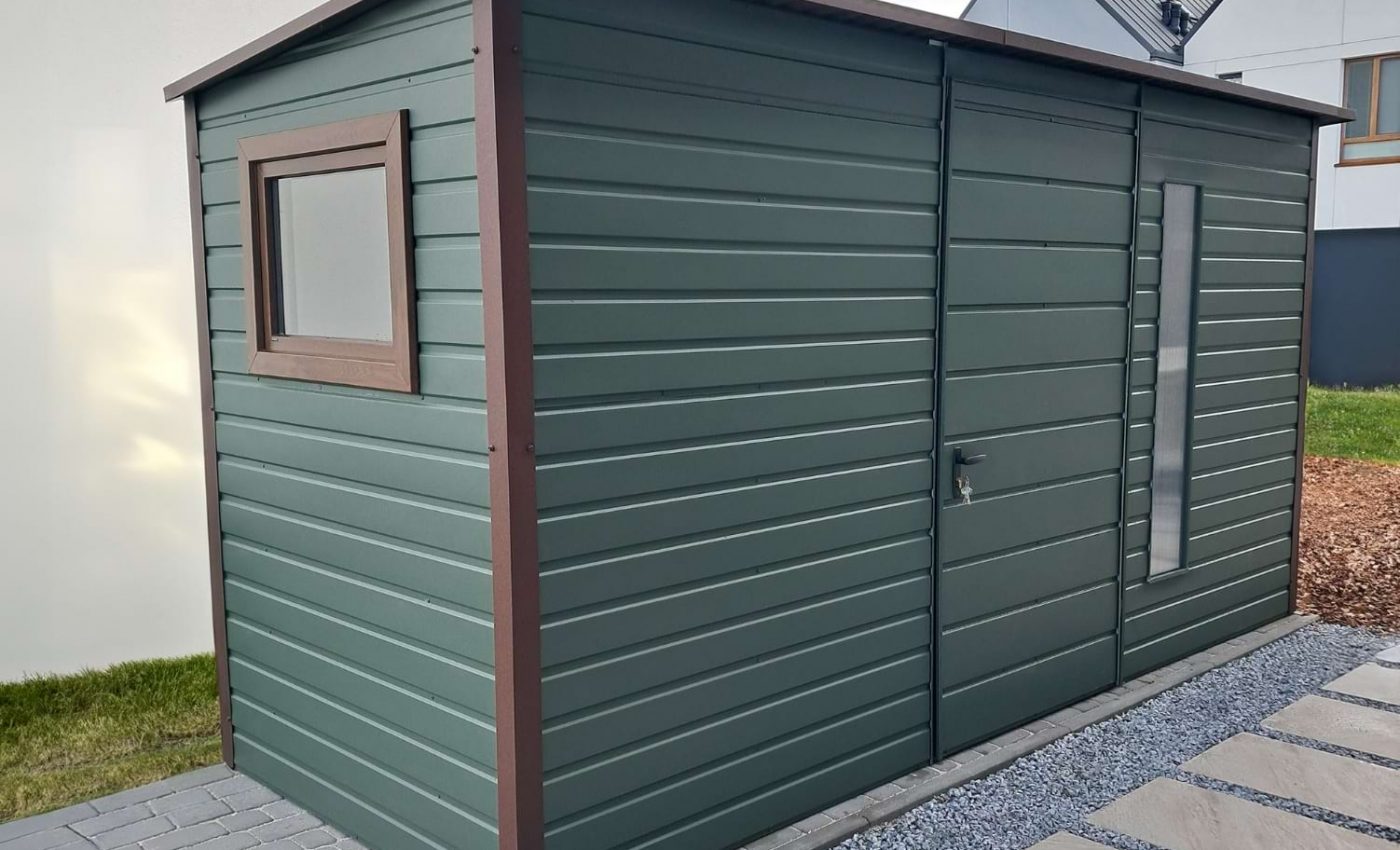 ciemnozielony domek ogrodowy 4x1,5m