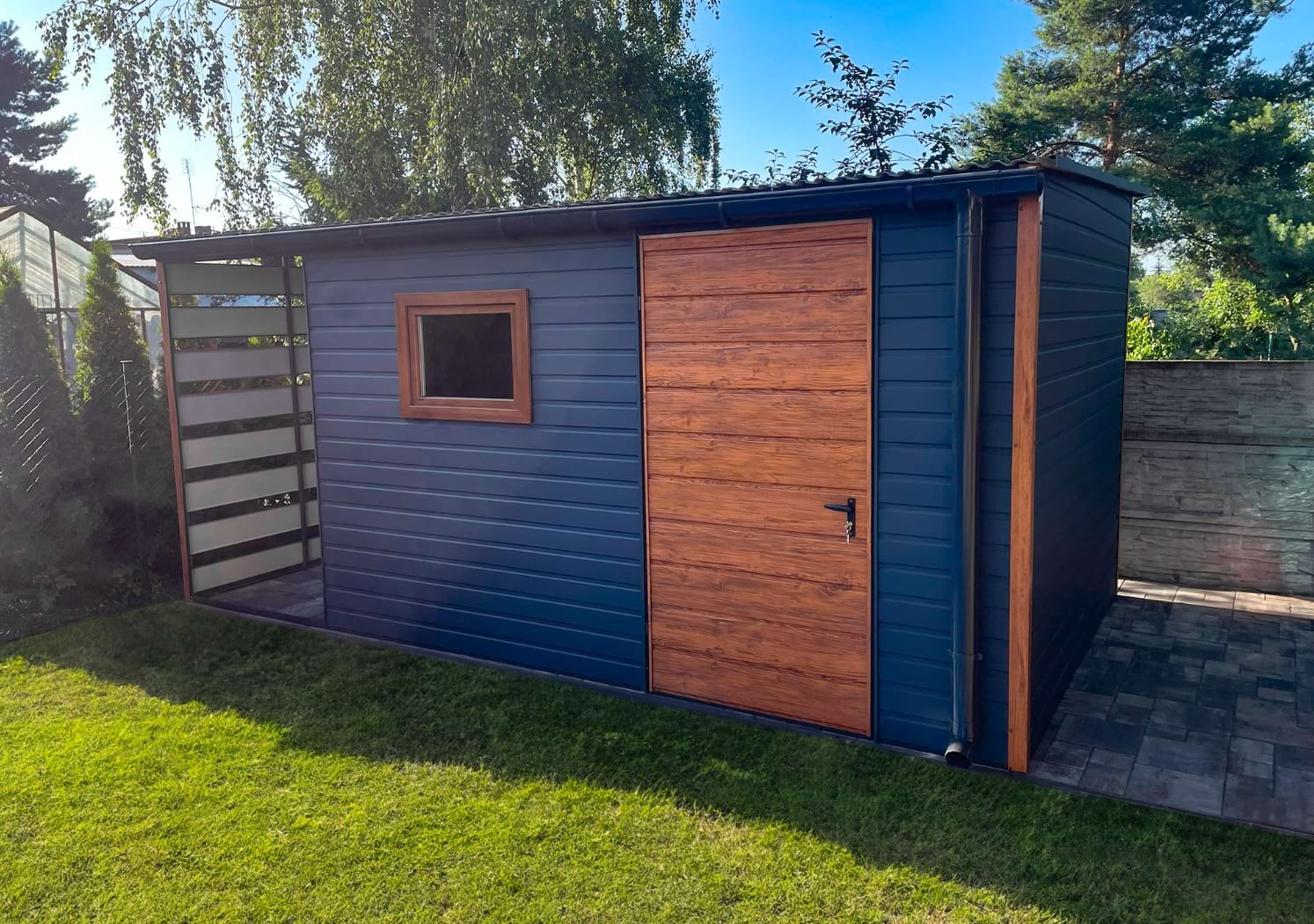 ciemnozielony domek ogrodowy 4x1,5m